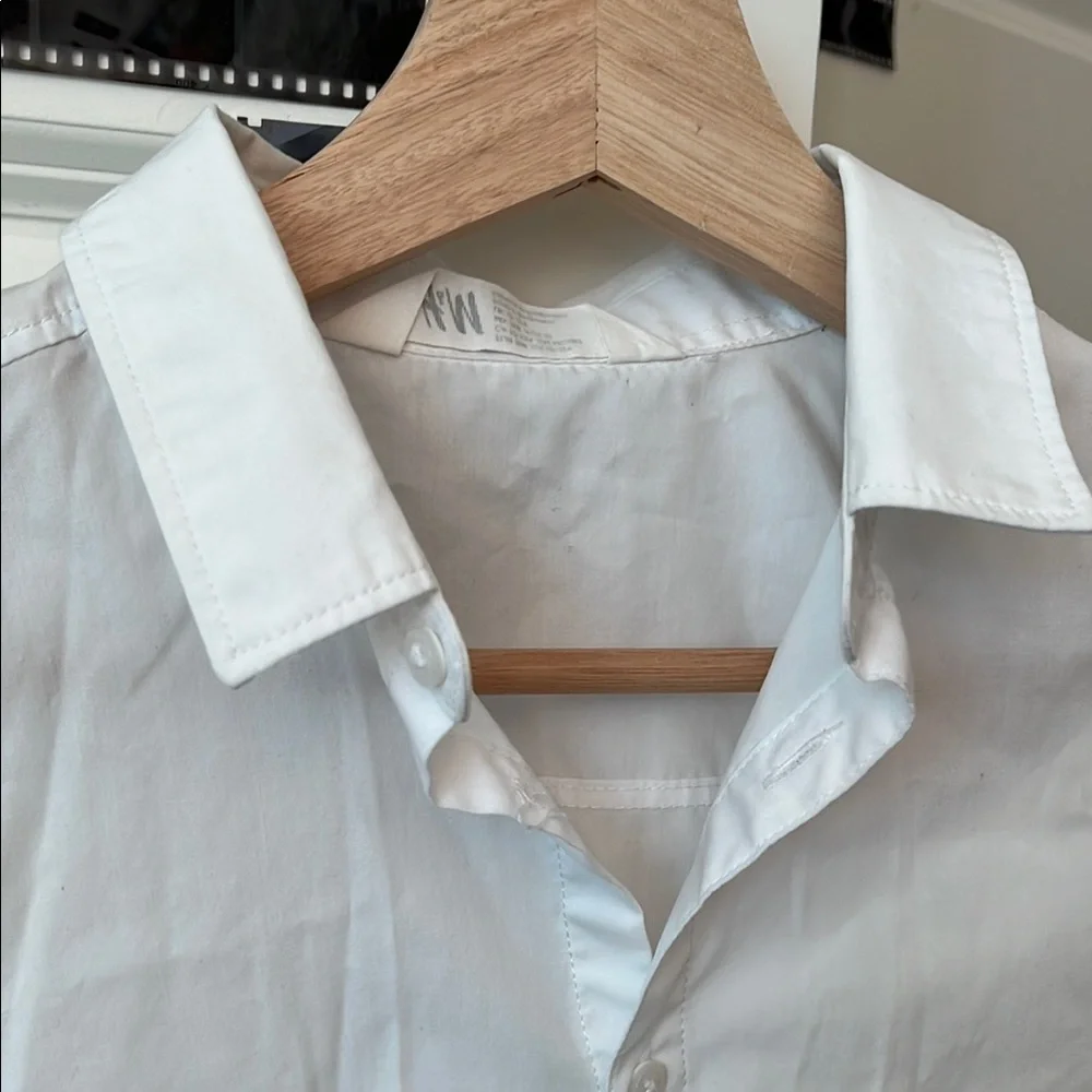 Classic White Dress Shirt with Minimalist Design - Picture 5 of 7